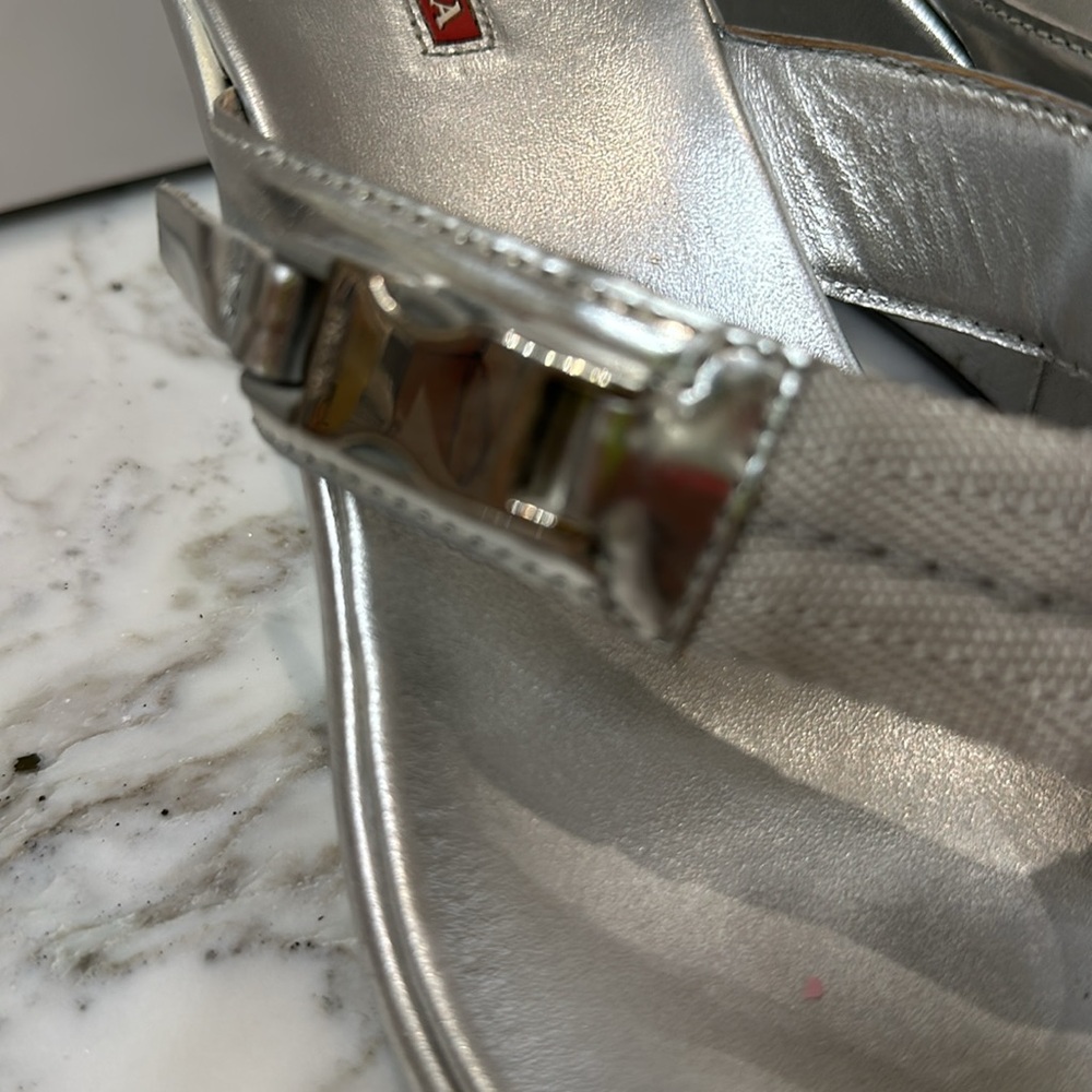Prada - Picture 3 of 7